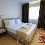 Hm Boutique Krujë